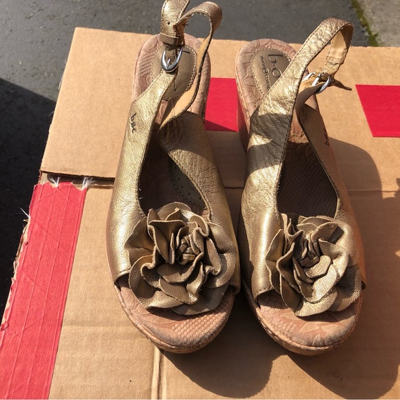 BOC  C63570 Metalic Gold FLOWER WEDGE SANDALS LEATHER Size 9 - Picture 9 of 14